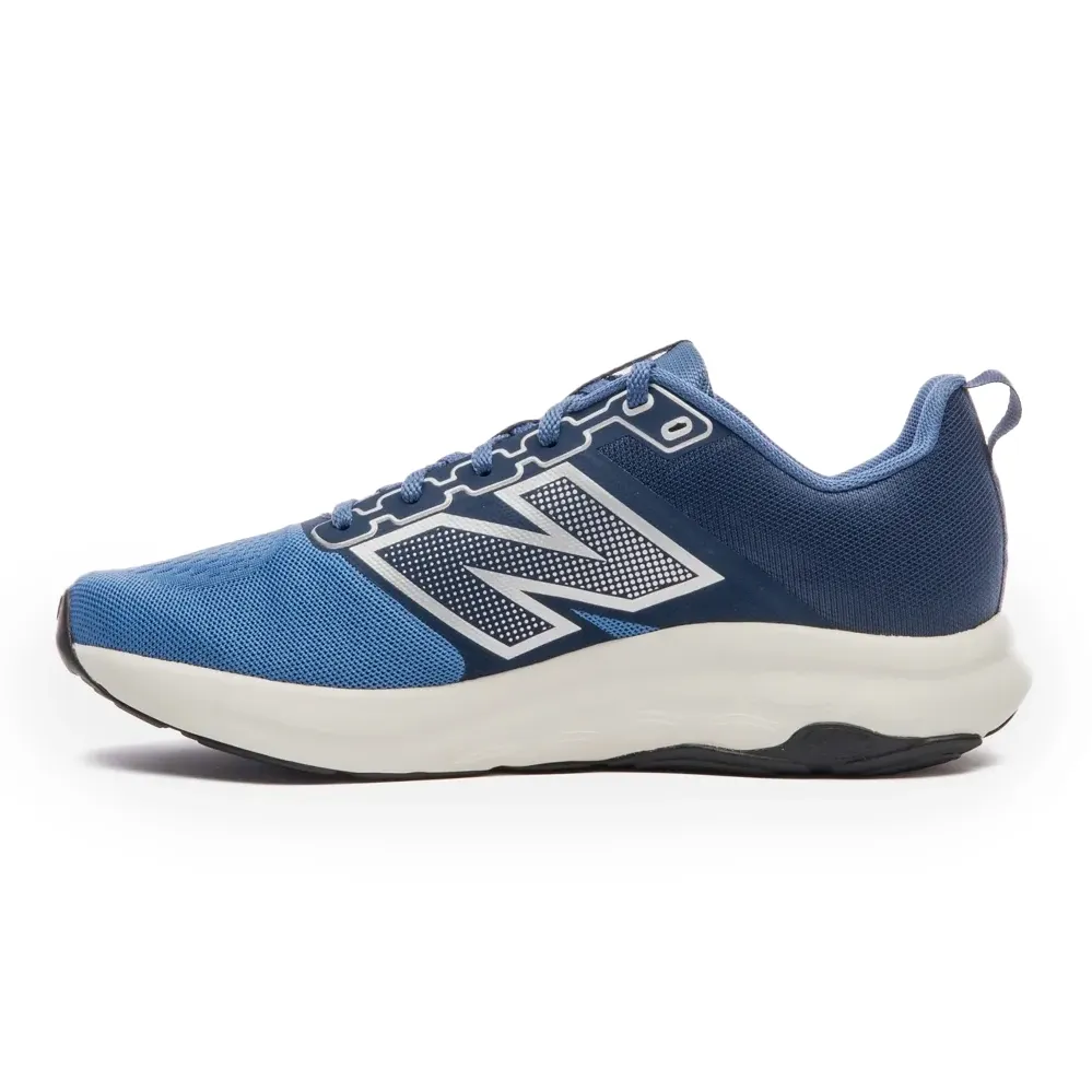 Tênis New Balance azul escuro visto de lado mostrando detalhes do cabedal em mesh